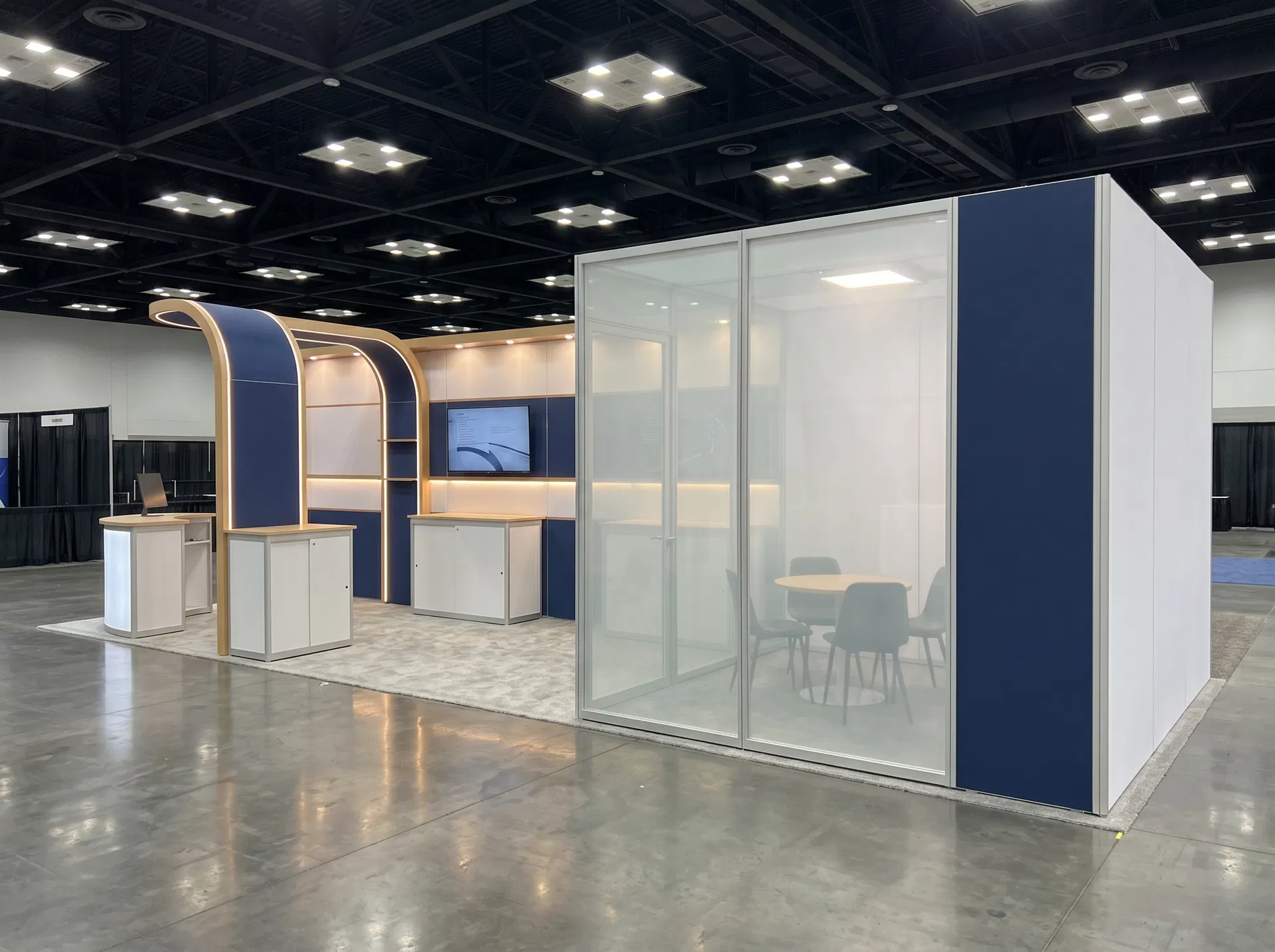10x30 trade show exhibit rental — enclosed strategy suite design